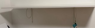 Balda blanca con soportes