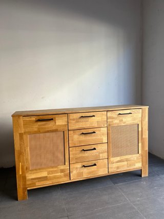 Aparador de madera y ratán