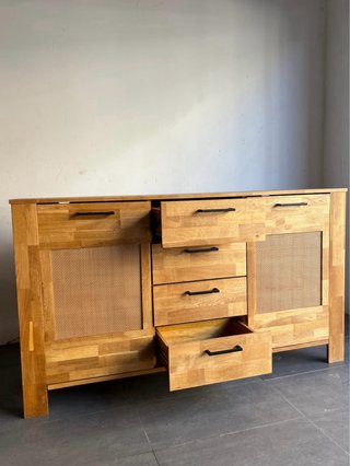 Aparador de madera y ratán