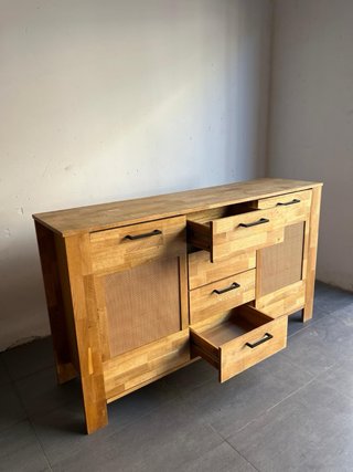 Aparador de madera y ratán