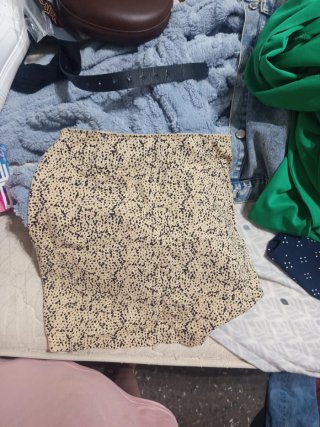 Falda corta beige con estampado de puntos negros