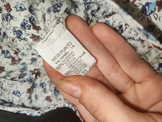 Pantalones florales con cinturón de cuero