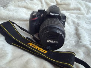Nikon D3200 + Objetivo 18-55