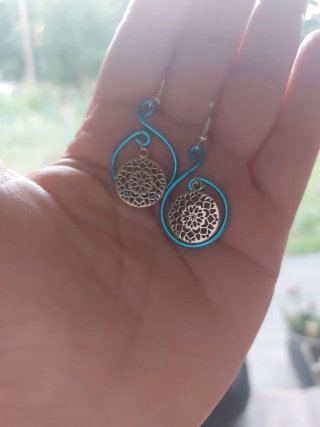 Pendientes azules y plateados con diseño