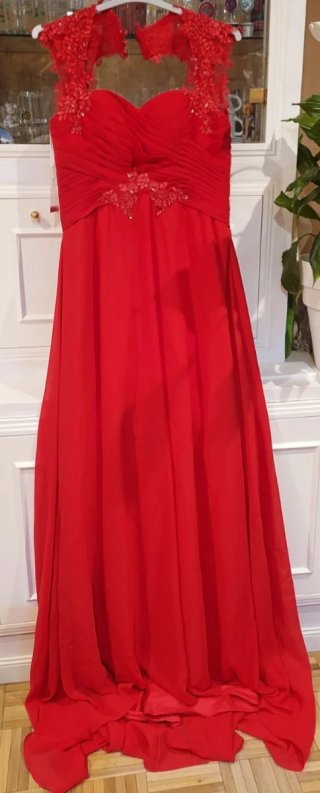 Vestido rojo largo con pedrería, no hago envíos