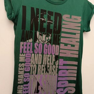 Camiseta Bershka verde con estampado