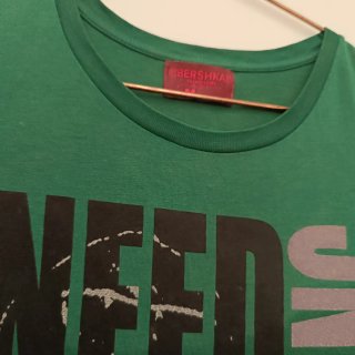 Camiseta Bershka verde con estampado