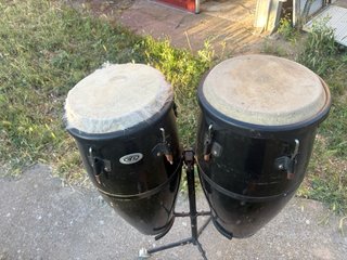 Congas de percusión con soporte