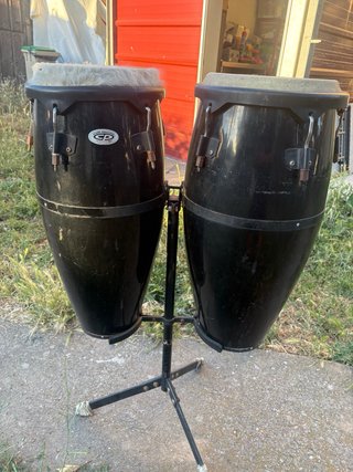 Congas de percusión con soporte