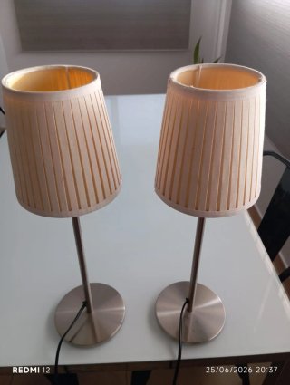 Juego de 2 lámparas de mesa beige y plateadas
