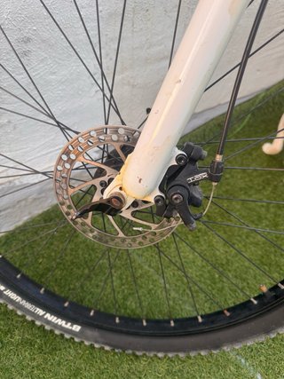 Bicicleta de montaña blanca