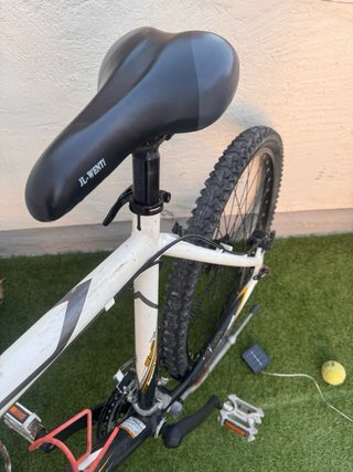 Bicicleta de montaña blanca