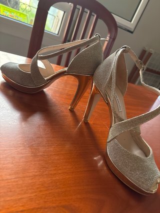 Zapatos de tacón dorados Angel Alarcón
