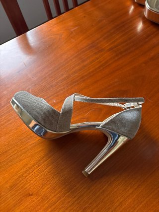Zapatos de tacón dorados Angel Alarcón