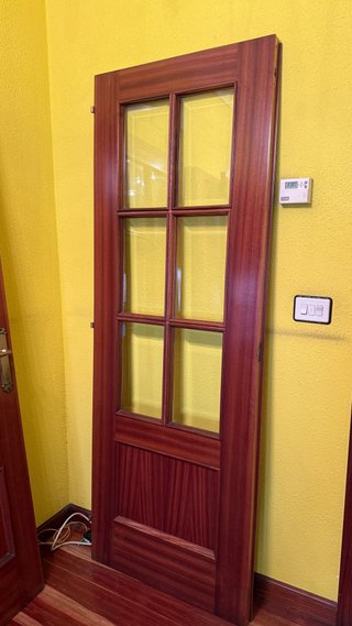 Puerta doble madera Sapeli con cristal