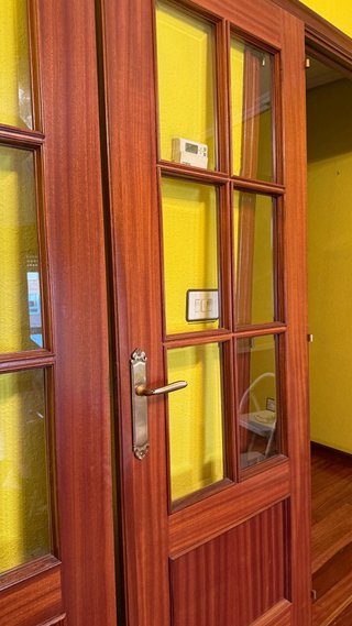 Puerta doble madera Sapeli con cristal