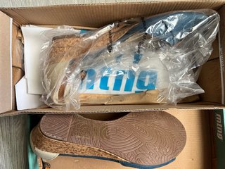 Sandalias Mustang cuña azul y beige