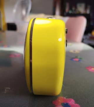 Reloj despertador Festina amarillo-verdoso.
