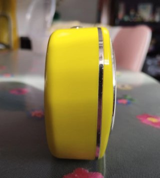 Reloj despertador Festina amarillo-verdoso.