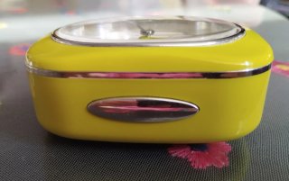 Reloj despertador Festina amarillo-verdoso.