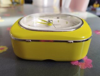 Reloj despertador Festina amarillo-verdoso.
