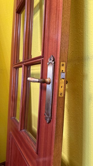 Puerta de madera Sapeli con cristal
