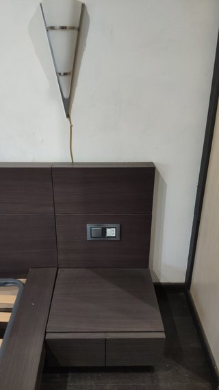 Cama con cabecero y mesitas de noche