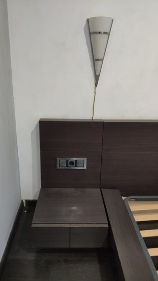 Cama con cabecero y mesitas de noche