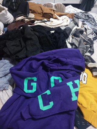 Sudadera morada con letras verdes