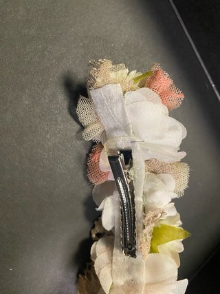 Pinza flores comunión/ceremonia rosa y blanco