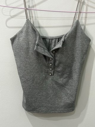 Top gris con botones y escote