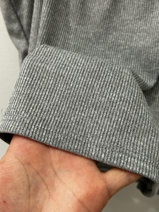 Top gris con botones y escote
