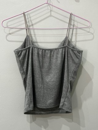 Top gris con botones y escote