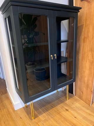 Vitrina Ikea verde con patas doradas