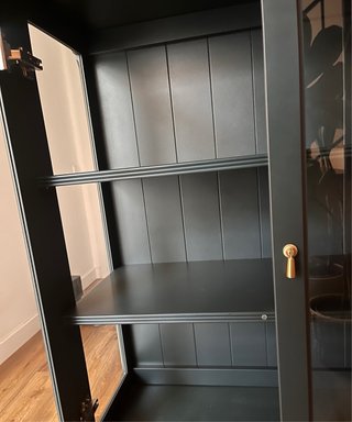 Vitrina Ikea verde con patas doradas