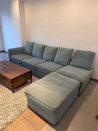 Sofá modular verde con chaiselongue