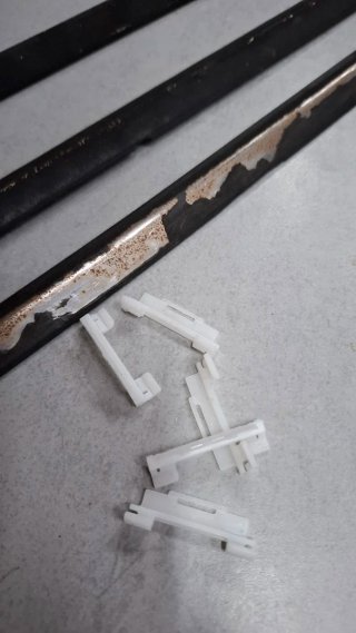 Embellecedores Parabrisas Mitsubishi Montero