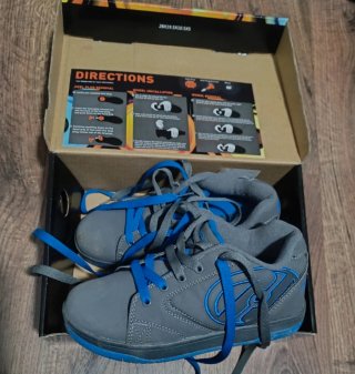 Zapatillas con ruedas grises y azules