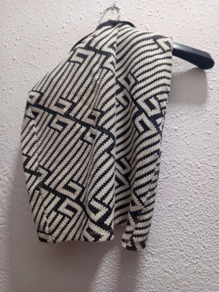Falda geométrica blanca y negra
