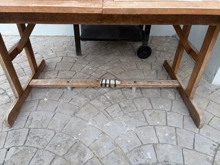 Mesa de jardín madera con 6 sillas , extensible.