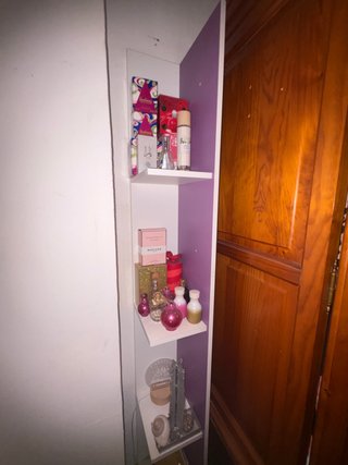 Estantería de esquina blanca y morada