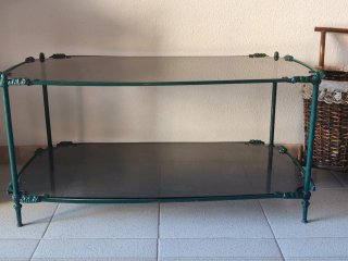 Mesa centro cristal y metal verde de forja