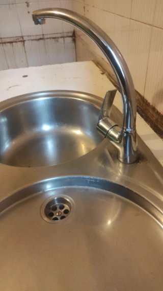 Fregadero cocina con escurridor y grifo incluido.