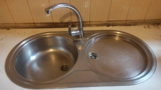 Fregadero cocina con escurridor y grifo incluido.