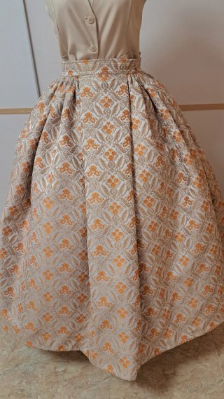 Falda regional beige y naranja