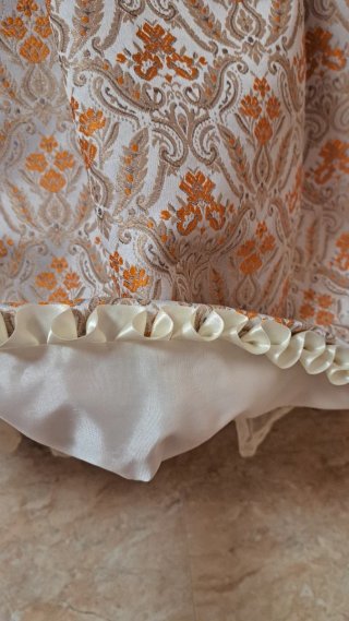 Falda regional beige y naranja