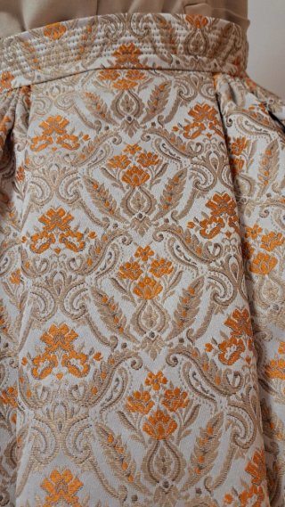 Falda regional beige y naranja