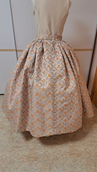 Falda regional beige y naranja