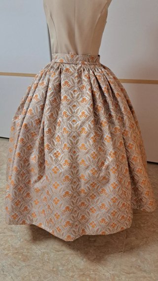 Falda regional beige y naranja