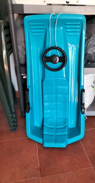 Trineo azul con volante y frenos